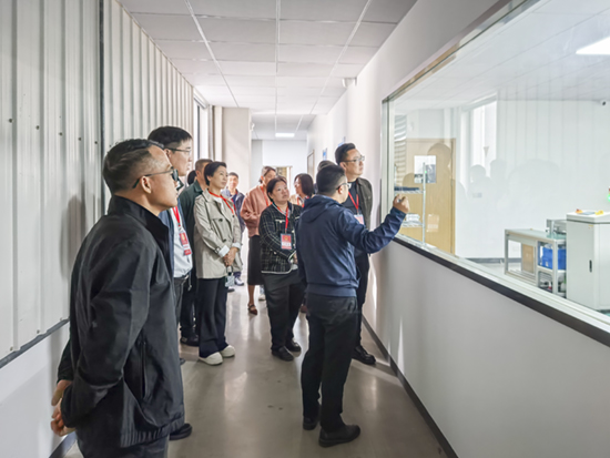 泖港镇人大组织代表集中视察产业结构调整情况照片01.jpg 泖港镇人大组织代表集中视察产业结构调整情况照片01.jpg